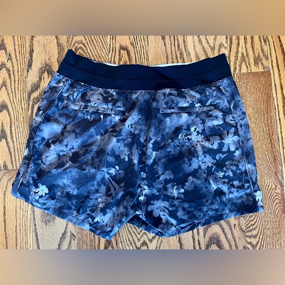 Athleta Brooklyn Black/Grey Floral Women's Athletic Shorts- Size 14 - Picture 9 of 11